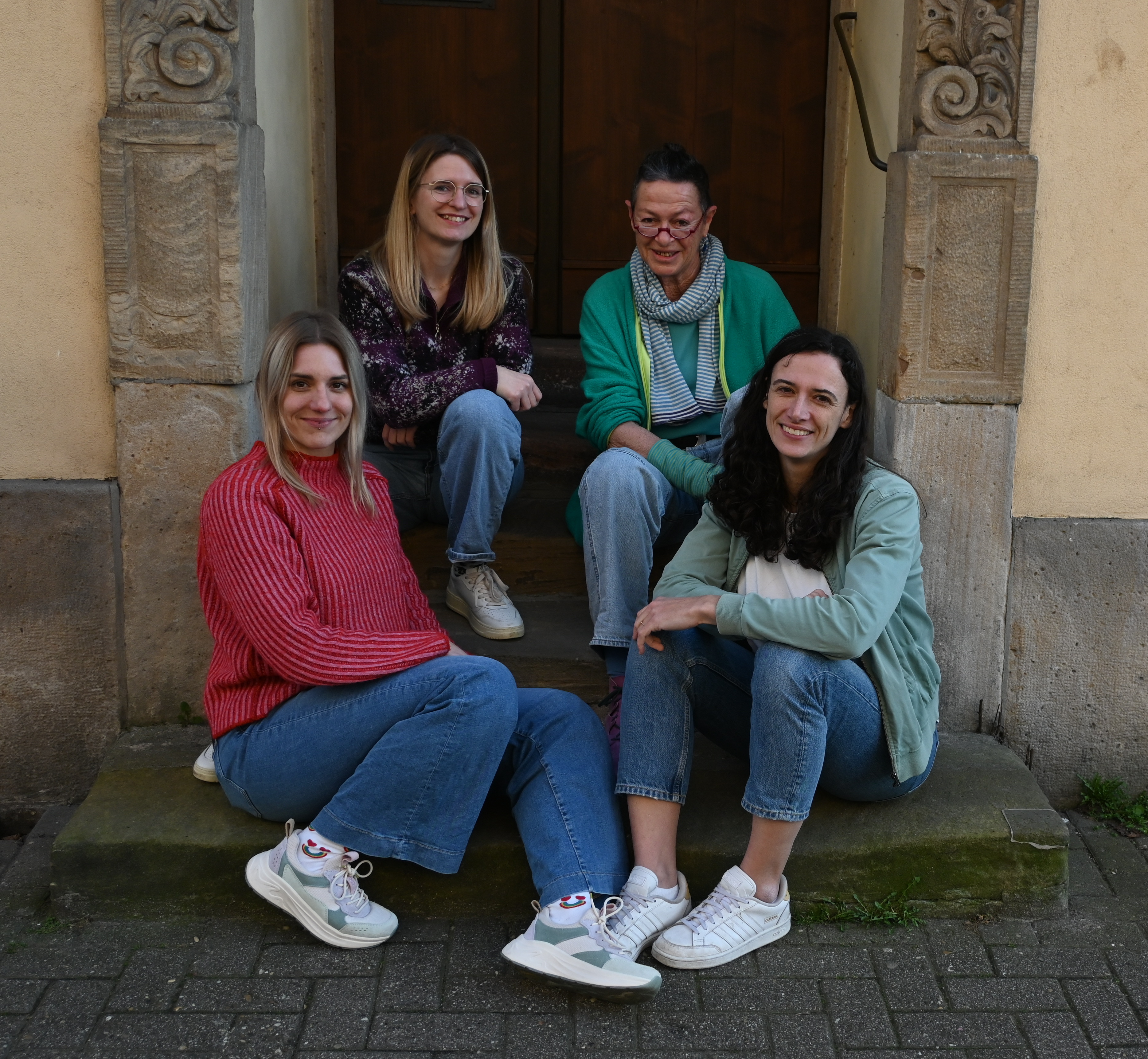 Auf dem Bild sind die aktuellen Mitarbeiterinnen sowie die ehemalige Mitarbeiterin, Ilga Schmitz zu sehen.