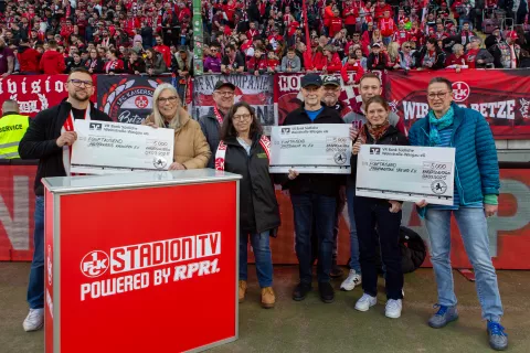 Foto der Spendenübergabe im Stadion