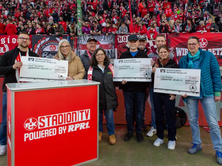 Foto der Spendenübergabe im Stadion