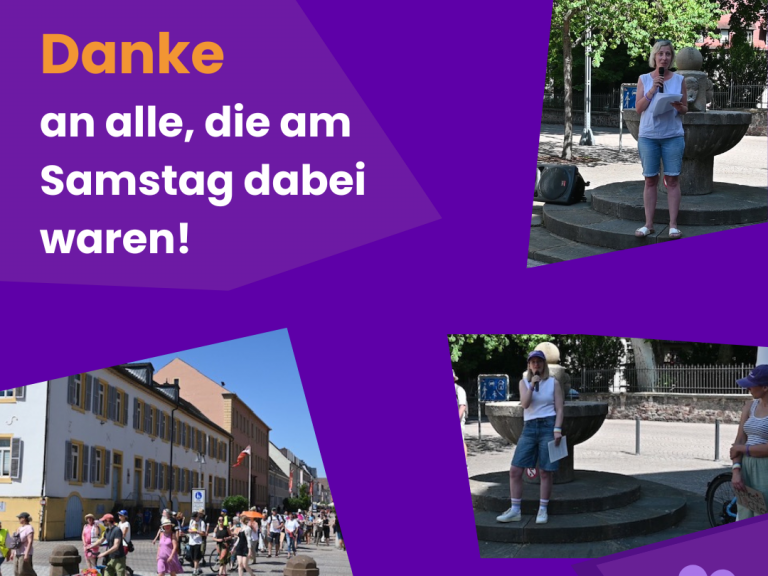 Das Bild zeigt einen friedlichen, bunten Demonstrationszug, zwei Rednerinnen, die in ein Mikrofon sprechen, sowie ein Protestschild, das an einem Megafon gelehnt wurde. Auf dem Bild steht zusätzlich: "Danke an alle, die am Samstag dabei waren! Danke für eure Präsenz, Solidarität und klare Haltung trotz Hitze!"